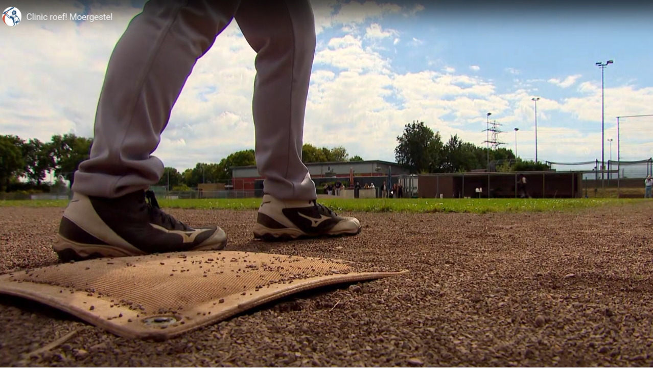 Speler van Blind Baseball klaar op het honk om te lopen