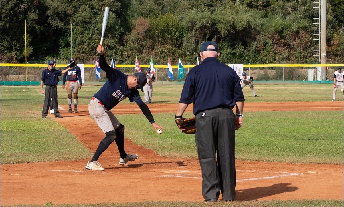 foto van een blind baseball wedstrijd met scheidsrechers bekeken vanuit de thuisplaat