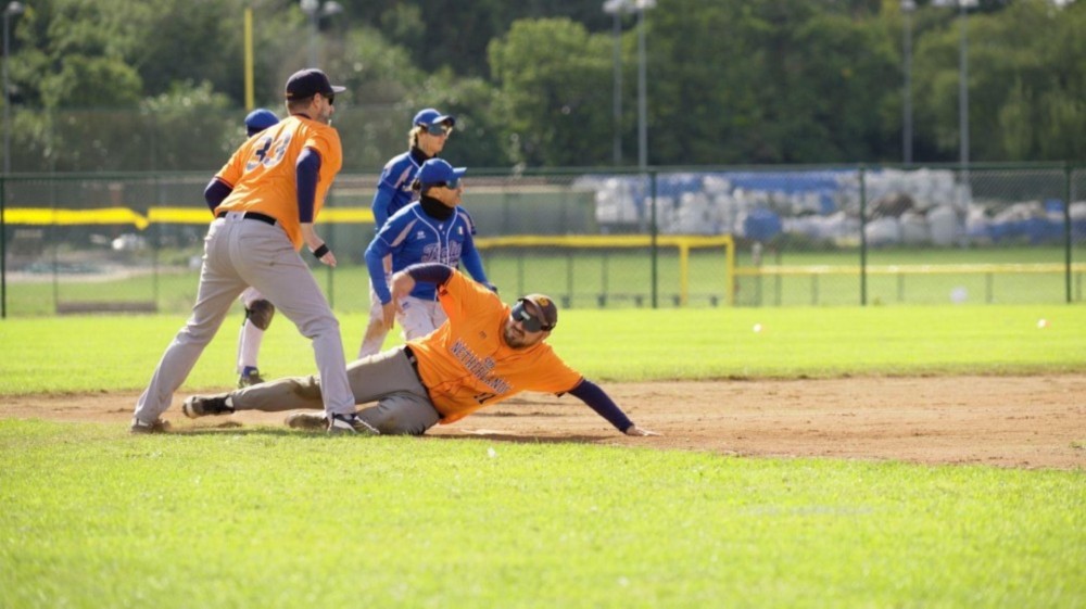 Speler slaat de bal